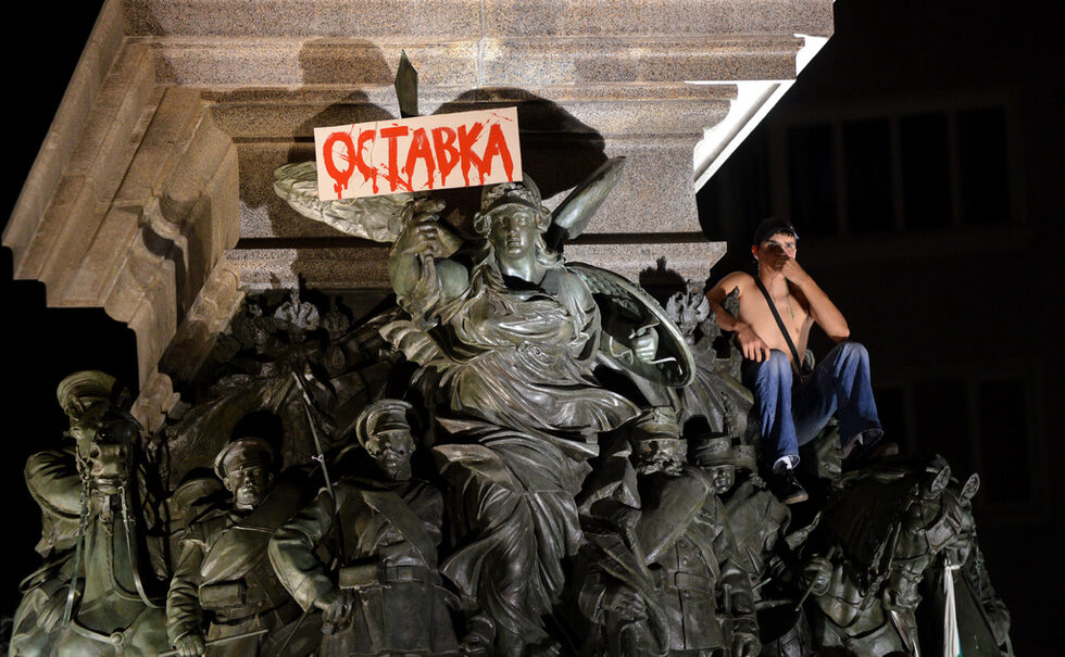 Многолюдните протестите продължиха със сборен пункт на жълтите павета през цялото лято и есента и макар че числеността им постепенно намаля, продължават и досега. Протести имаше и в други градове в страната, а премиерът Пламен Орешарски и членовете на кабинета многократно бяха освирквани и блокирани от демонстранти по време на официалните си дейности.