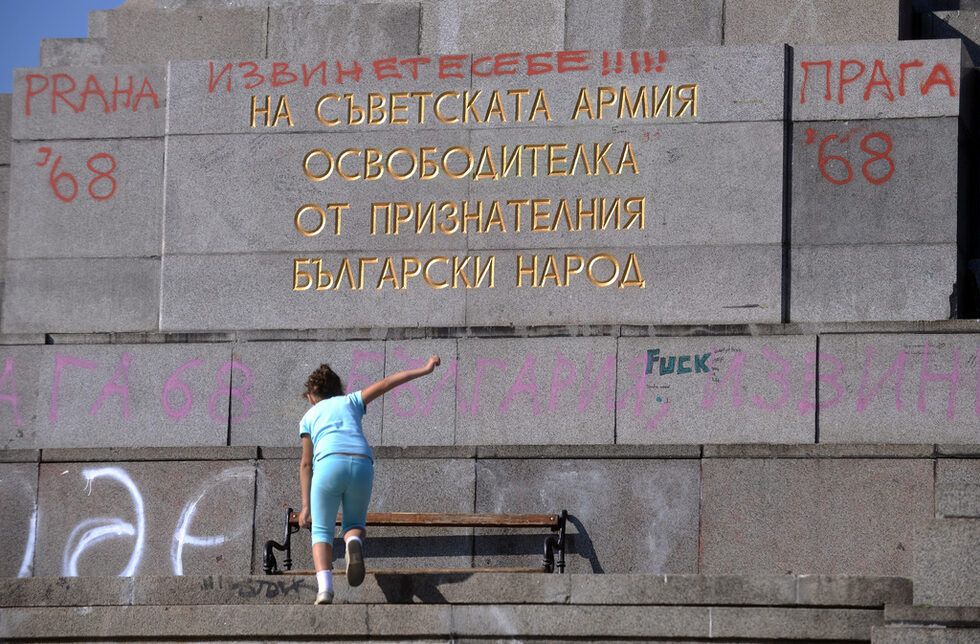 По другите страни на паметника имаше призив "Извинете се бе" и "Прага '68. През нощта на 20 срещу 21 август 1968 г. от 5 до 7 хиляди съветски танка и от 300 000 до 600 000 войници от пет страни от Организацията на Варшавския договор, включително България, нахлуват в Чехословакия. Според официалните съветски власти войските им са "повикани" от чехословашките комунисти, които са потърсили братска помощ против контрареволюцията. По време на окупацията, продължила месец, загиват повече от 100 души, ранените са над 600.