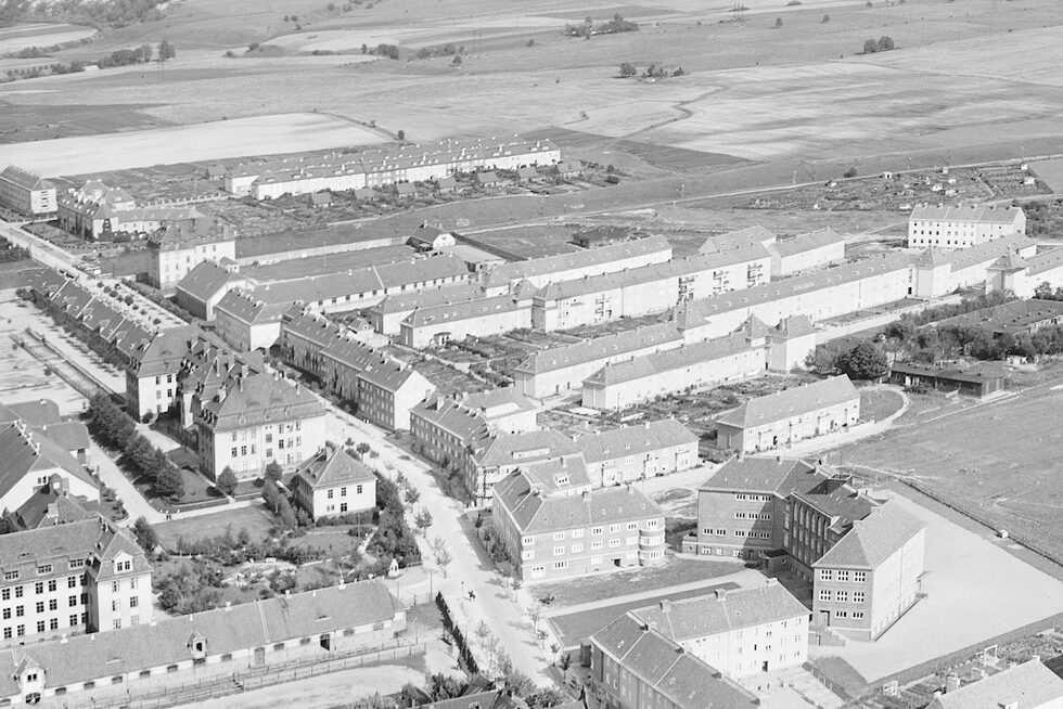 Селището с цветни къщи в Черняковск, Русия, е построено през 1924 г. То е единственият останал пример от ранното творчество на известния немски архитект Ханс Шарун в бившата Източна Прусия. То е прототип на съвременната битова архитектура и непосредствен предшественик на други новаторски социални жилища в Германия, като Сименсщат в Берлин (класифициран от ЮНЕСКО през 2008 г), в които е участвал и Шарун