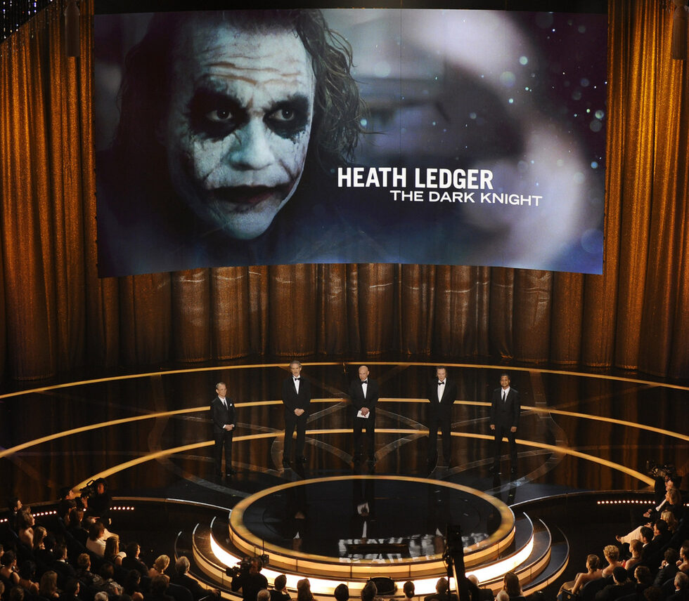 Последната завършена лента с участието на актьора е "Черният рицар" (The Dark Knight) на режисьора Кристофър Нолан, продължението на "Батман в началото". Леджър изиграва ролята на Жокера, която в първата лента е пресъздадена от Джак Никълсън. През ноември в интервю за "Ню Йорк таймс" актьорът заявява, че ролята го е изтощила и не успява да спи повече от два часа на денонощие, защото не можел да спре да мисли за снимките. Тогава той споменава, че едно сънотворно хапче не му стига и е принуден да взема второ, за да поспи поне час, припомня "Блумбърг".
