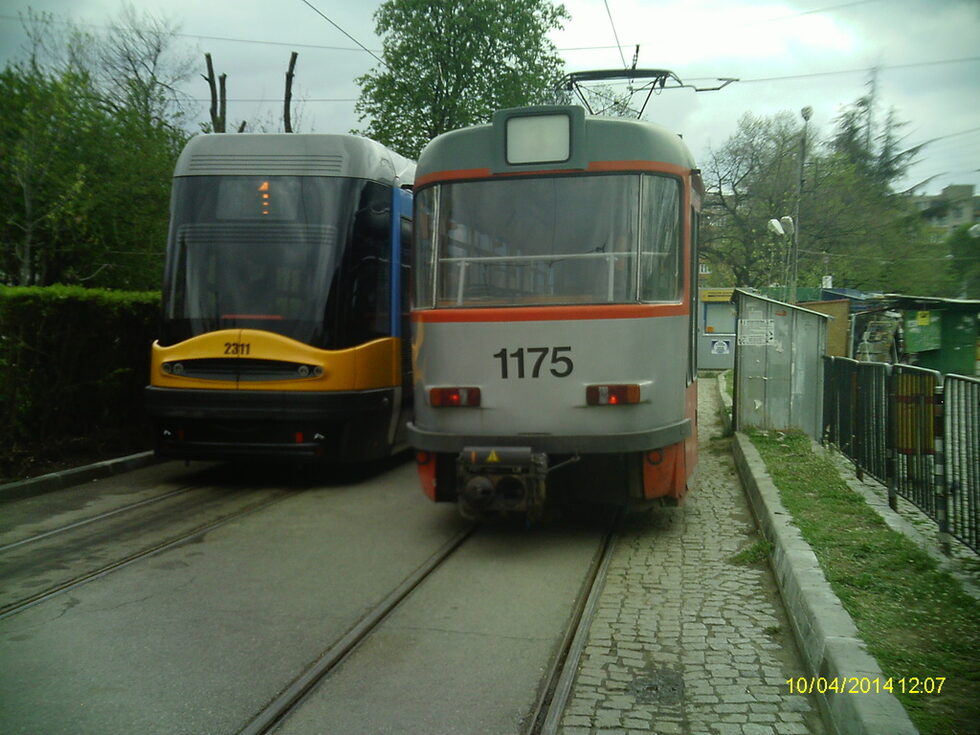 9. <a href="http://www.dnevnik.bg/live/novini_ot_vas/2014/04/15/2281856_dve_pokoleniia_novi_tramvai_edin_do_drug/" target="_blank">Две поколения "нови" трамваи един до друг</a><br />
<br />
13867 прочитания<br />
<br />
Автор: <a href="http://id.capital.bg/moi6e...tolkoz" target="_blank">Мойше! Толкоз!!!</a>