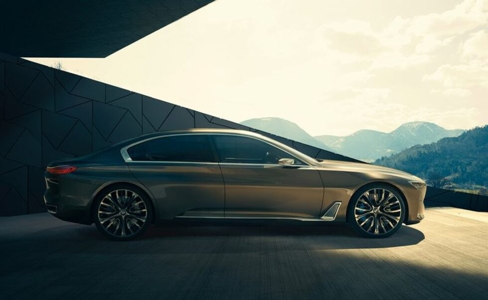 BMW Vision Future Luxury е демонстрация на дългосрочна визия на марката за бъдещето на модерния лукс. Концепцията се основава на насочения към бъдещето съюз на ексклузивността и иновациите. Отзад е на разположение разточително, персонализирано пространство, което позволява на пътниците да се откъснат от околната среда. Две персонални кресла създават специфична "комфортна зона". Сгъваема масичка, разположените под ъгъл дисплеи, както и твърдият гръб на предните седалки създават много индивидуална атмосфера, изолирана от останалата част на пространството. Фаровете са с лазерни светлини. Чрез групирането на паралелни светлинни лъчи се постига интензивност на светлината, която е до десет пъти по-висока от тази при светодиодите. За пръв път при БМВ задните светлини са от органични светодиоди.