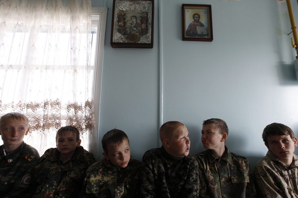 Преходът е труден за всички. На някои кадети им е толкова трудно, че се налага инструкторите да им помагат, като вземат оръжието.