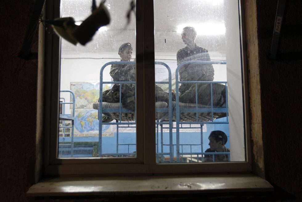 Светлините угасват точно в 22 часа, но възбудените от прехода деца продължават тихо да коментират.