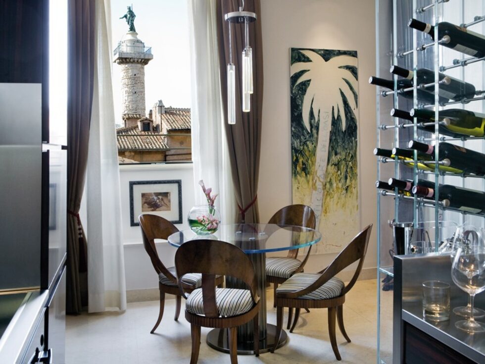 <a href="http://www.casamanni.com/cms/" target="_blank">Casa manni </a>e индивидуален хотел в центъра на Рим, от всяко помещение на който (дори и от банята) се откриват впечатляващи гледки към Вечния град. Настаняването с цена 960 долара за нощувка е в дворец от 17 век.