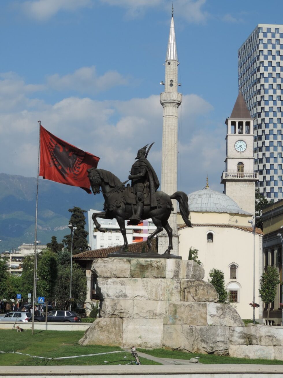 Паметника на основателя на албанската държава Скендер Бег.