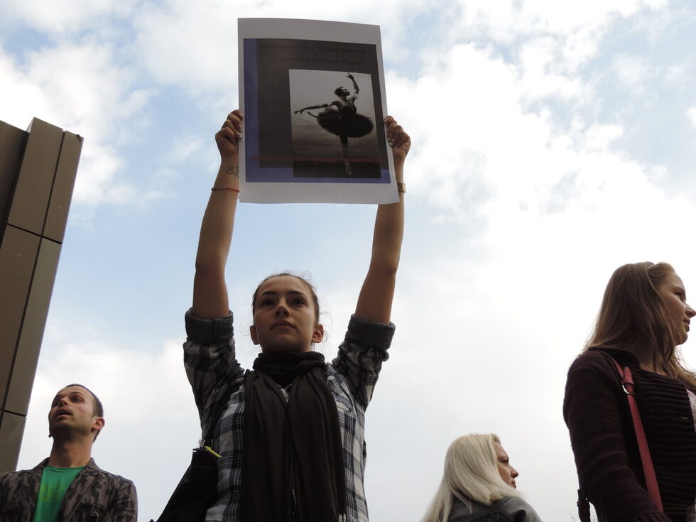 Фотогалерия: Протест на ученици от Националното училище по изкуствата във Варна