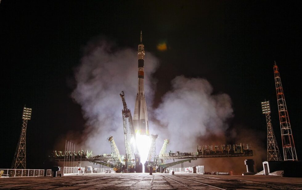 От космодрума Байконур излетя ракета "Союз-ФГ" с космически кораб "Союз ТМА-13М". На борда на космическия кораб се намират: Максим Сураев (космонавт на Русия), Рийд Уайзман (астронавт на НАСА), Александър Герст (астронавт на Европейската космическа агенция). Тримата ще пътуват в продължение на шест часа до "Международната космическа станция", където ще живеят през следващите месеци.
