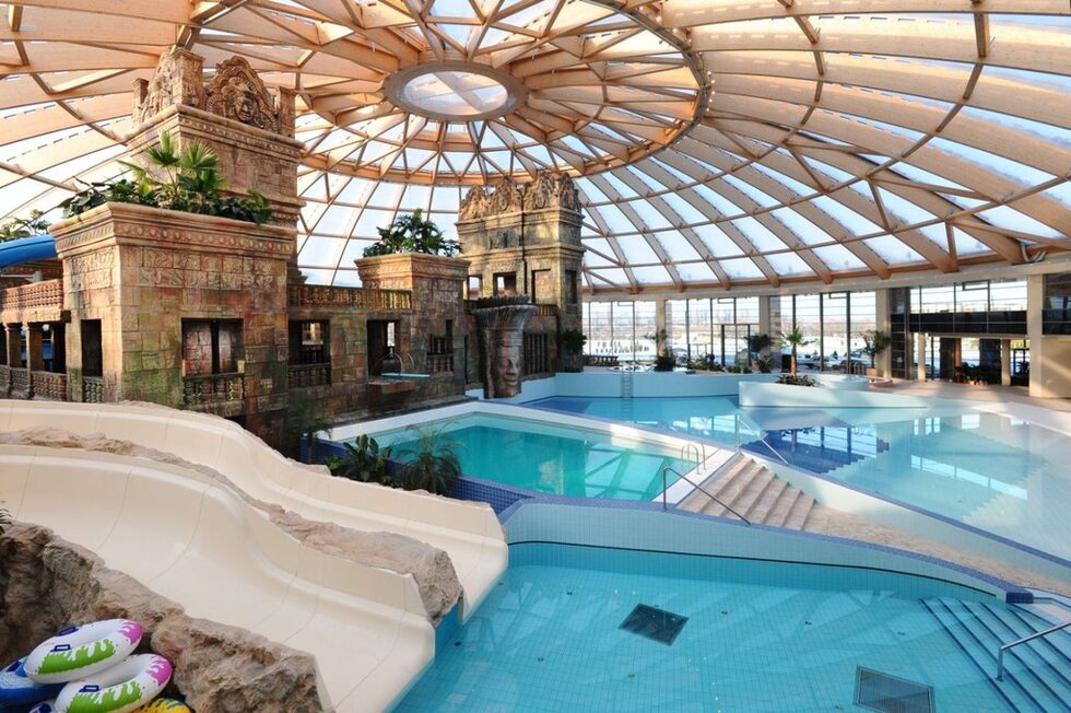 Aquaworld е проектиран като реплика на античния храм Ангор Ват в Камбоджа и включва 11 водни пързалки с обща дължина от почти километър под 74 метровия си стъклен покрив. 