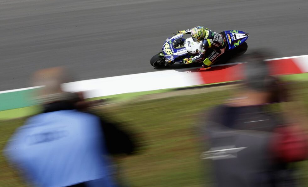 Момент от тренировъчна обиколка преди старта на MotoGP Гран при на Италия. Световният шампион Марк Маркес спечели шеста победа в шестото състезание за сезона.