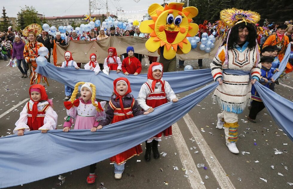 Деца празнуват деня на детето в сибирския град Красноярск.