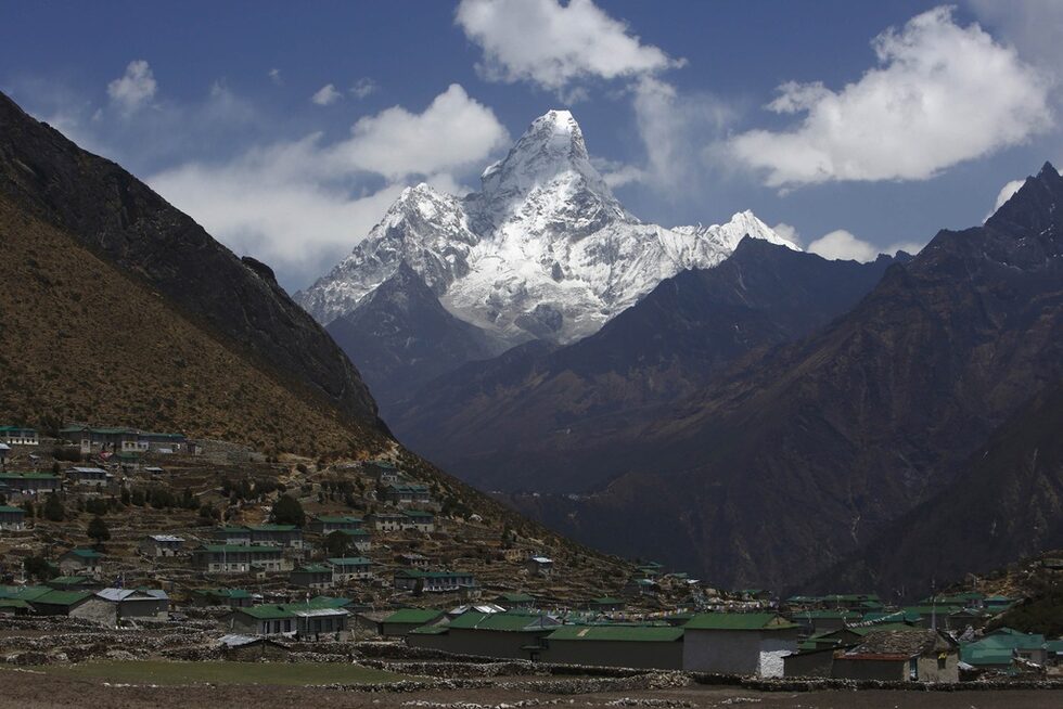 Връх<strong> Ама Даблам </strong>(Ama Dablam), на 6 812 м надморска височина в Хималаите, се възвисява над селцето Кумжунг (Khumjung), област "Солукумбу",  30 април 2014 г.<br /><br />Един от най-впечатляващите планиски върхове в целия свят не е толкова висок, колкото неповторимо красив. На непалски името му означава "Колието на майката".