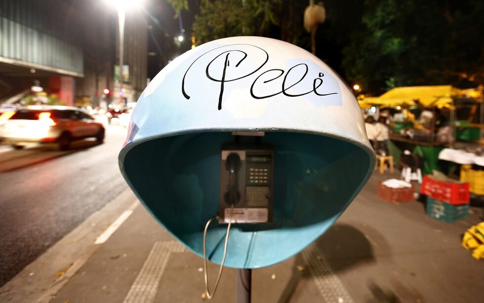 Телефонна кабина "Pelephone", изрисувана с портрет и автограф от бразилската футболна легенда Пеле, се появи в центъра на Сао Пауло, Бразилия.