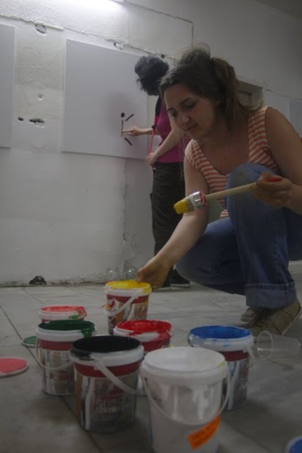 Посетители рисуват на изложбата Make Me в Communication Room