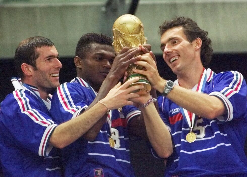 <a href="http://www.dnevnik.bg/sport/2014/06/03/2312701_franciia_1998/">Световните финали през 1998 г. се провеждат във Франция</a> и са най-големите в историята, като в тях участват 32 отбора и се изиграват 64 мача, а домакините стават шампион.