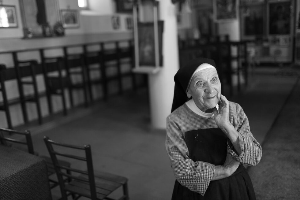 Това са микрообщества, невидими за столицата, невидими за елита – независимо дали е политически, бизнес или културен. В тези пространства тече друга история и друго съществуване, но всъщност именно те дават истинската стабилност на съвременна България. Колкото е по-бурна, непоследователна и нестабилна София, толкова повече се вижда как те пребивават в едно свое време, което казва – ние тук водим истински живот, разказа пред "Дневник" Васил Гарнизов.