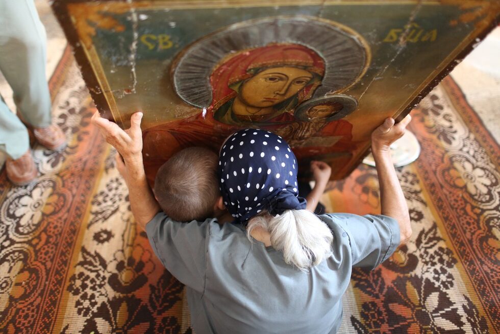 "Снимката с жената, прегърнала бебето и иконата" е правена на празника на Богородица в село Свирачи, Ивайловградско. На този ден свалят иконата от олтара и границата между човешкото и божественото някак се съкращава. Хората я  прегръщат и си намислят някое наистина съкровено свое желание, а понякога тя започва да играе в ръцете им. Това е един момент, в който е прекрачена границата между човешкото и метафизичното."