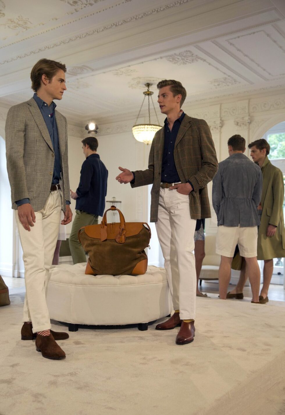 Лондон бе домакин на традиционното събитие London Collections: Men в дните между 15 и 17 юни.<br />
<br />
На снимката: Модели представят част от новата колекция на модната марка "Дънхил" (Dunhill).