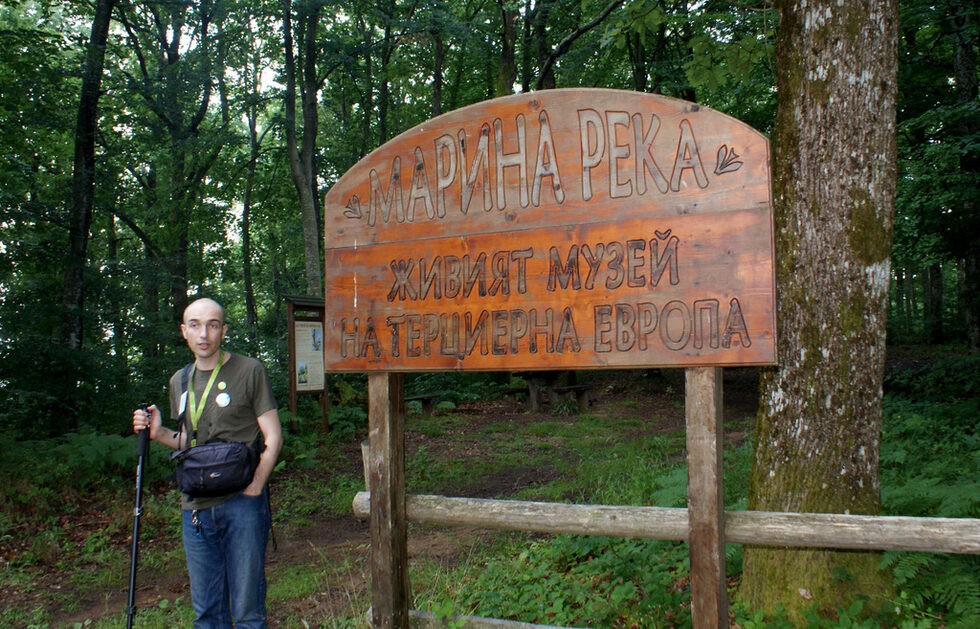 Иван Камбуров е старши експерт по биоразнообразието от дирекцията на природния парк, но няма нужда да знаем титлата му, подразбираме бързо за нея докато вървим и слушаме задълбочените му и интересни разкази за гората, редките растения, историята и магията на мястото. Всичко това докато не спираме да крачим по влажните пътеки на защитена местност Марина река и да се оглеждаме. 