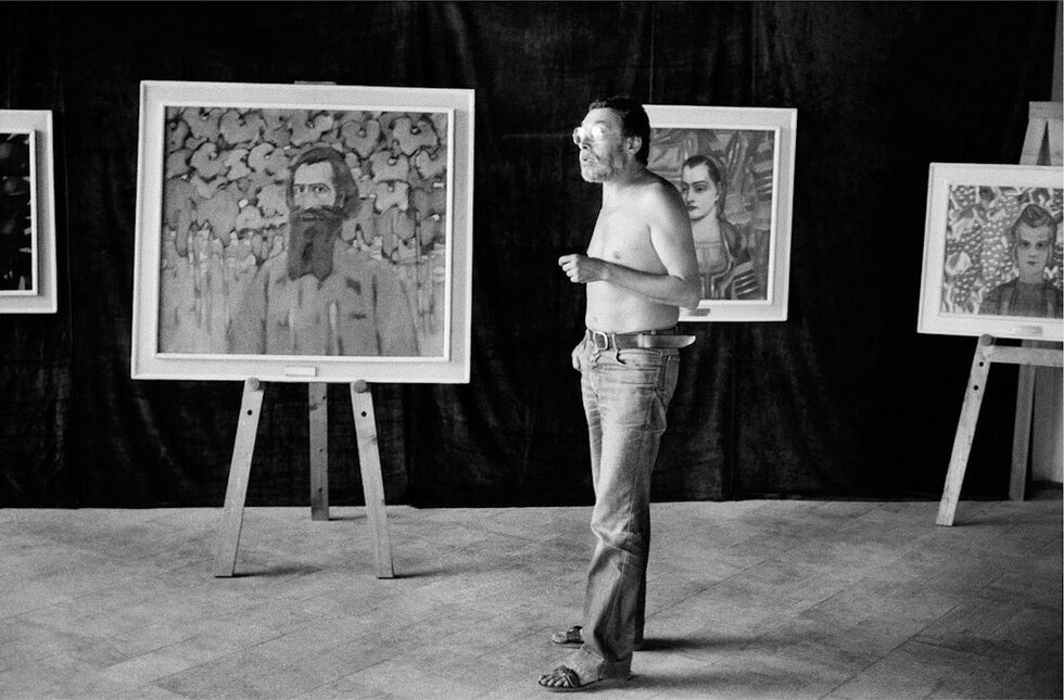 Изложбата бе открита официално на 10 юли в залата на Vivacom Art Hall и ще продължи там до 20 юли.<br />
<br />
На снимката: Художникът Здравко Мавродиев, който предлага името "Аполония" за фестивала, лично реди изложбите.