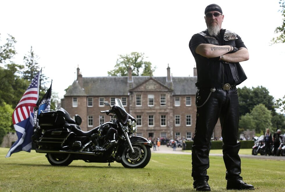 Джо Дей позира със своя Harley Davidson Ultra Classic Electraglide пред замъка Бречин в Шотландия.