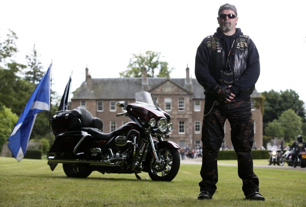 Нийл Диксън позира със своя Harley Davidson Ultra glide.