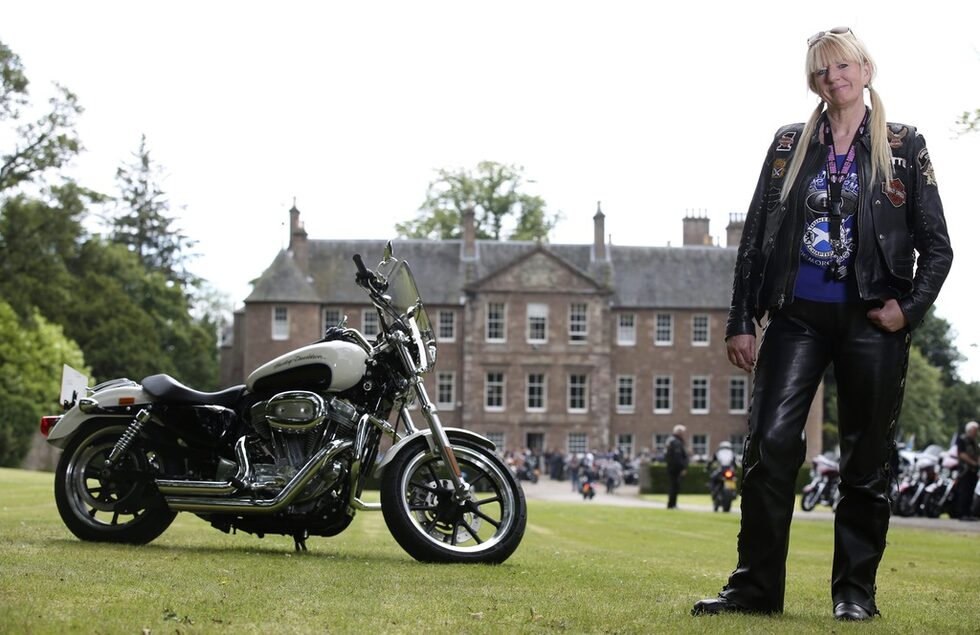 Паулине Дей със своя мотоциклет Harley Davidson Sportster Super Low.