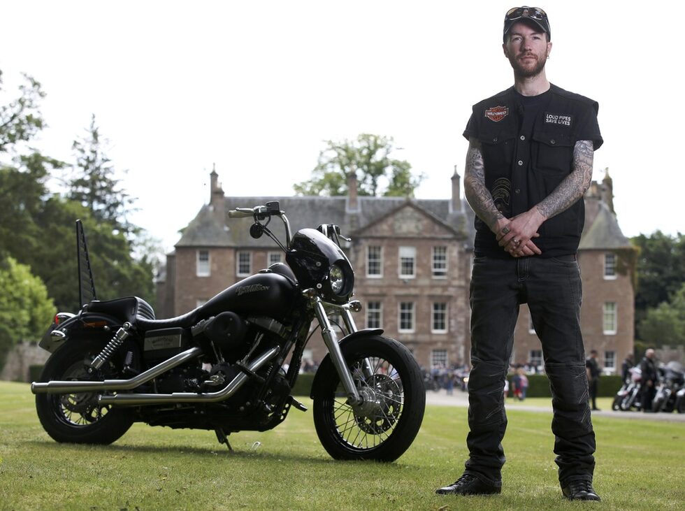 Юън МакДоналд с Harley Davidson Street Bob.