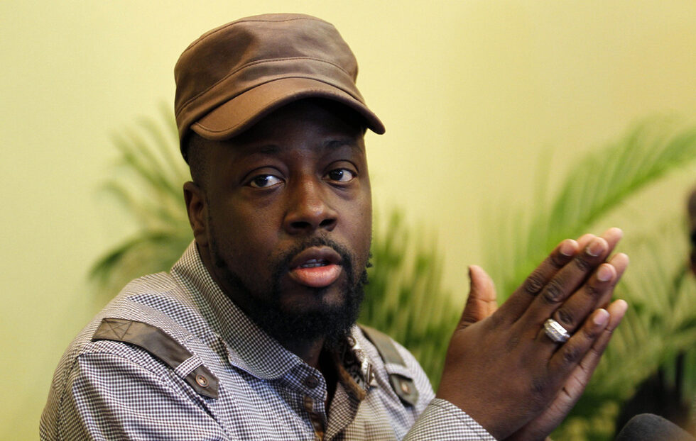 Бившият член на хип-хоп групата Fugees и музикален продуцент <a href="https://twitter.com/wyclef" target="_blank">Уайклеф Жан</a> се нарежда на девето място с 3.52 млн. последователи в "Туитър".<br />
<br />
Последното му съобщение е препоръка за един музикален микстейп, а преди това препубликува изказване, свързано с новия отбор на "Реал Мадрид", което гласи: Предната линия на "Реал Мадрид" може да завърши като песента на Fugees "Too Many MCs, Not Enough Mics.", към което той допълва, че се съгласява Agree #clefication
