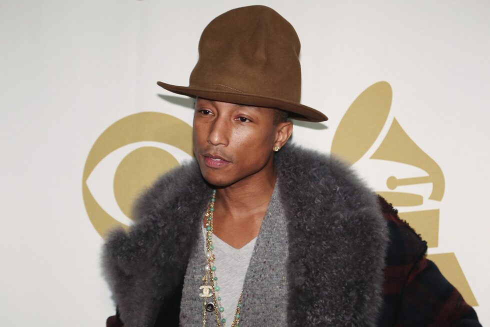 Изпълнителят и музикален продуцент <a href="https://twitter.com/pharrell" target="_blank">Фарел Уилямс</a> има много причини да е Happy, както пее в големия си хит, но една от тях е и че също се нарежда сред най-умните знаменитости на "Тайм" с 18-о място и 3.97 млн. последователи. Последното му съобщение е придружено от снимка на него и Майли Сайръс, а в него се казва, че с нея знаят как да бъдат глупави и да се забавляват.