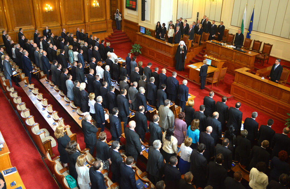 Най-кратко просъществувалият парламент след демократичните промени през 1989 г. е към своя край. На 6 август се очаква Народното събрание да бъде разпуснато с указ на президента Росен Плевнелиев.<br /><br />"Дневник" представя кадри от 442-та дни живот на парламента<br /><br /><strong>На снимката:</strong>  21 май 2013 г. - първото тържествено заседание на 42-ото Народно събрание<br />
