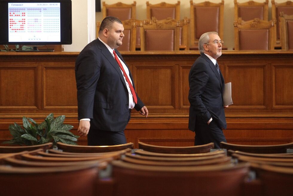 Депутатът от ДПС Делян Пеевски беше редовен в първите дни на парламента - до избора му на председател на Държавната агенция "Национална сигурност" на 14 юни 2013 г. Заради последвалите многохилядни граждански протести, изборът му беше отменен с решение на Народното събрание от 19 юни и от тогава не е ходил на работа в парламента.<br />