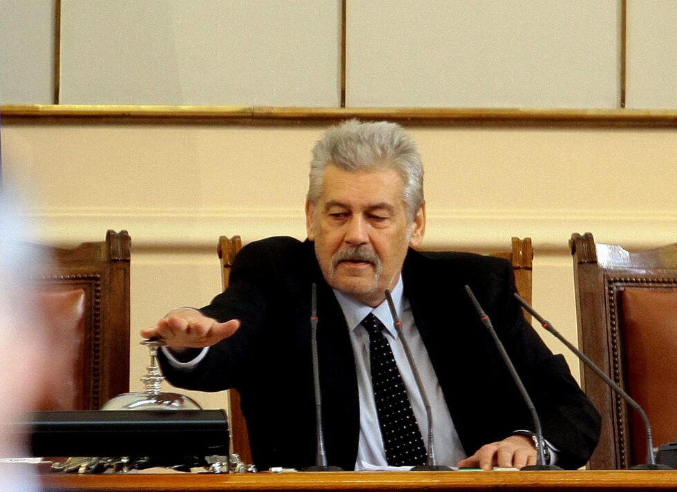 "Не знам какво ви става, като стъпите на тази трибуна. Чухте ли сутринта, че ни викат, че сме недостойни, лъжци? Това не ви ли обижда? Мен ме обижда."<br /><br />Из речта на Стефан Данаилов, който председателстваше първото заседание на парламента като най-възрастен сред народните представители 