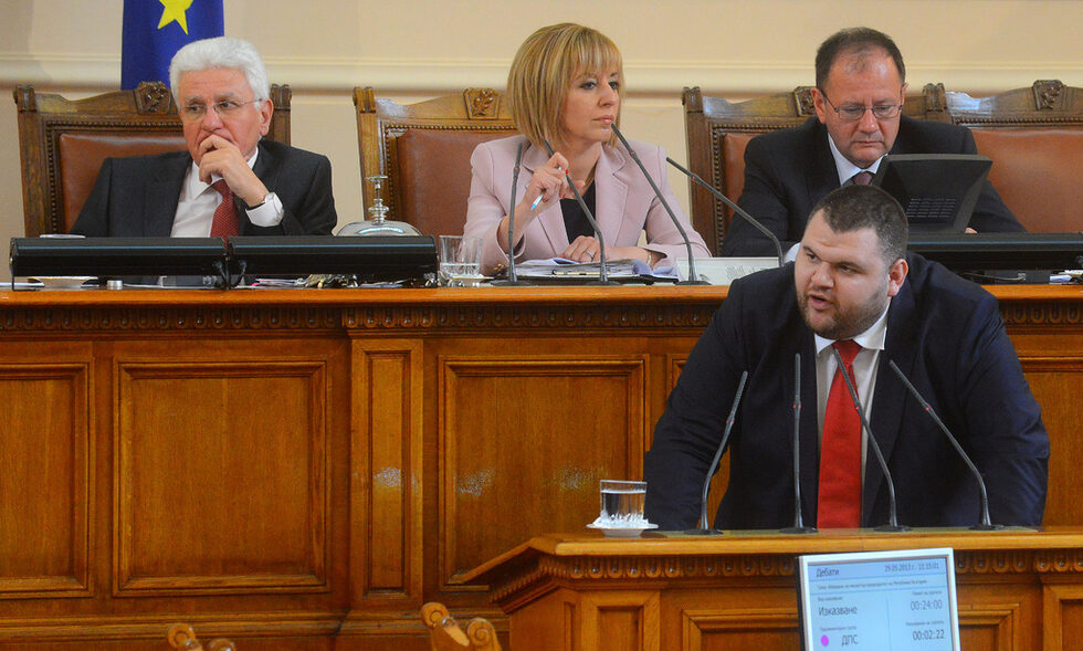 <em>"Знаете, че всеки човек минава понякога през катарзис. Аз разговарях с него неведнъж през последните седмици и видях силна решимост да работи за държавата като рискува всичко" </em>- така лидерът на БСП Сергей Станишев аргументира през юни 2013 г. избора на Пеевски за шеф на ДАНС. Станишев беше единственият изказал се депутат и то в полза на Пеевски. Година по-късно отчете пред конгреса на БСП като грешка "случката с Пеевски".<br />