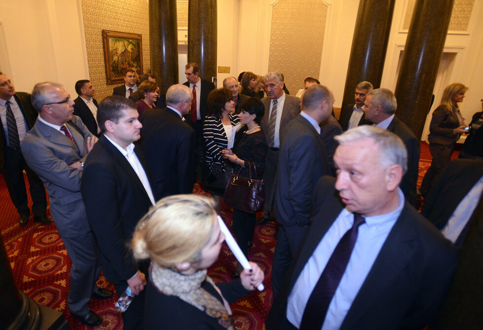 Депутатите напускат Народното събрание, докато навън студенти с жива верига окупираха парламента.<br />