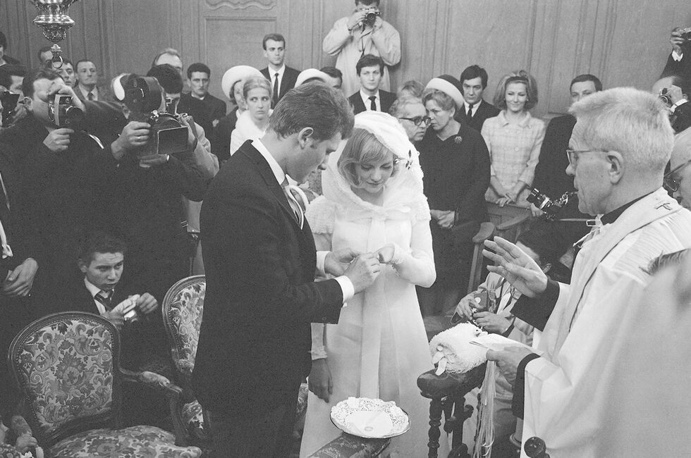 Момент от брачната церемония на Силви и Джони през 1965 г. в Париж.