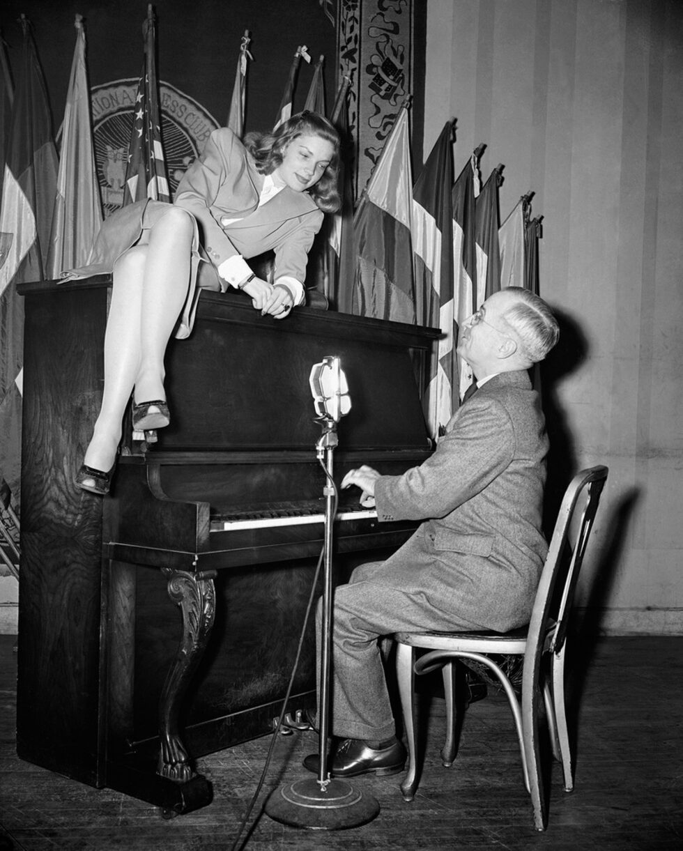 Тази известна фотография се ражда през 1945 г., когато шефът на отдел "Връзки с обществеността" в "Уорнър брос" насърчава 20-годишната Бакол да седне върху пианото по време на изпълнение на вицепрезидента на САЩ Хари Труман. Моментът причинява доста смут на времето си и пласира Бакол на челните страници на вестниците.<br /><br />Биографите й пишат, че Бакол била накарана от мениджърите си нарочно да говори по-ниско, отколкото звучи естествения й глас. Сексапилният и, хриптящ тембър става нейна марка.