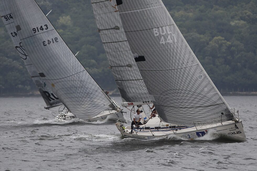 Последният етапна от четиринадесетата международна регата "Cor Caroli - Bavaria Yachts, powered by LEXUS", която се проведе от 14 до 17 август във Варна и Златни пясъци, с дължина 19 морски мили, по маршрута Златни пясъци – Варна, се отличи със силно време, попътен вятър и логично - с оспорвана борба във всички класове и няколко скъсани платна.