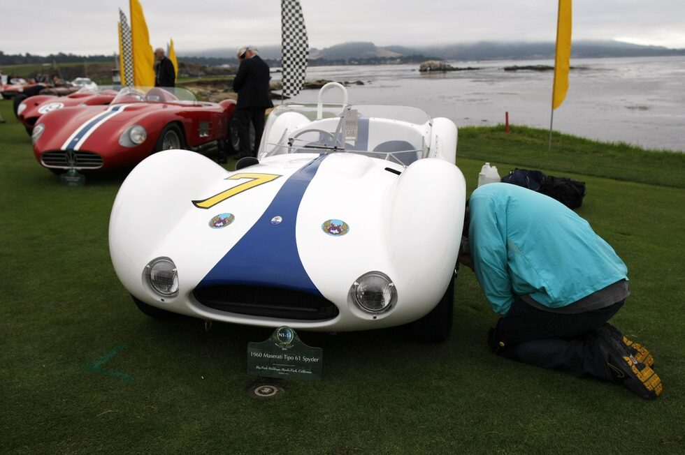 Собственик на Maserati Tipo 61 Spyder от 1960 година прави финална проверка на своята кола, преди началото на конкурса.