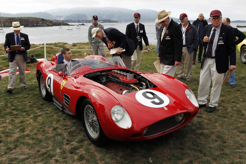 Съдии оглеждат Ferrari 250 TR59 Fantuzzi Spyder от 1959 година.