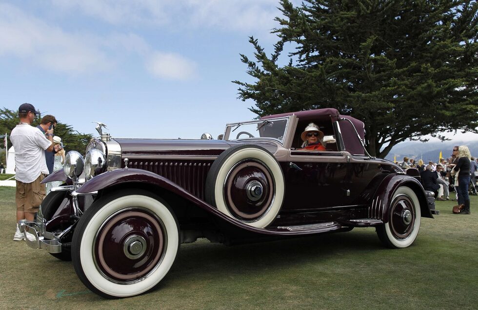 Посетител се снима в Hispano-Suiza H6B Hibbard & Darrin Cabriolet от 1929 година.