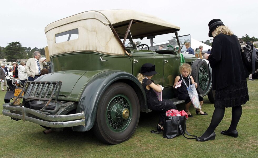 Деца са поседнали на стъпалото на Chrysler Imperial Traveler LeBaron Phaeton от 1928 година.
