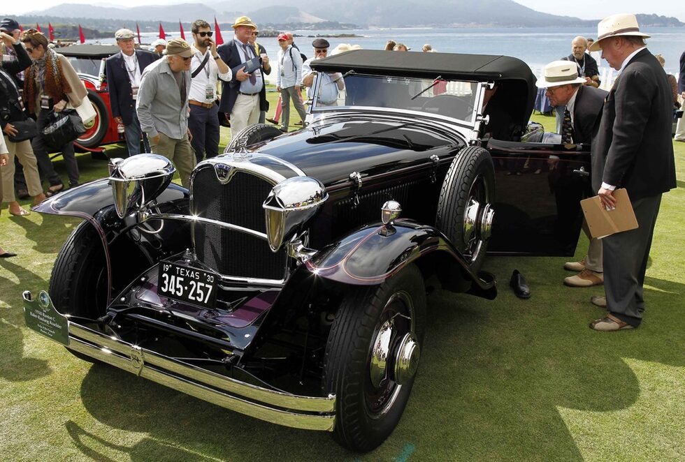 Член на журито проверява Ruxton C Baker-Raulang Roadster от 1930 година.
