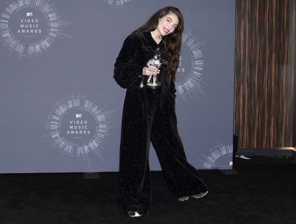 Изпълнителката Lorde си тръгна със статуетката за най-добро рок видео към песента си Royals.