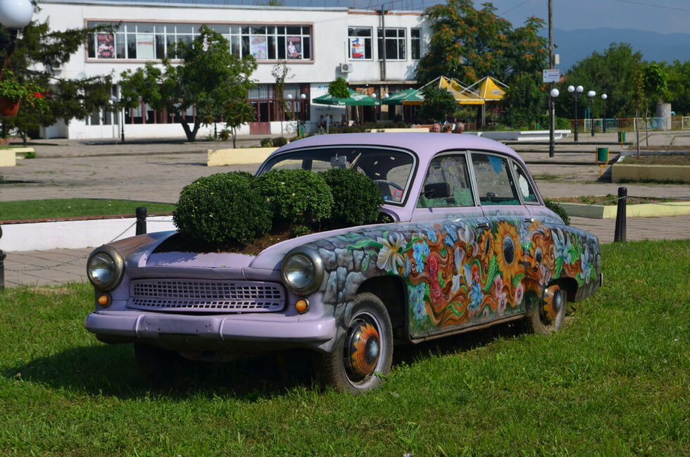 "Дневник" и блогът eCars.bg започват съвместна рубрика "На път с електромобил". В нея ще ви представяме хубави места за разходка, до които ще пътуваме с електромобил. Първата ни спирка е районът на Нови Искър.<br />
<br />
Кола-саксия в Нови Искър. Може да не е известен като място за разходи и да сте го подминавали, когато става въпрос за търсене на жилище или вила, но мястото е много, много приятно. Слънчево, без сянката на планините от южните квартали, добре уредено и с широки улици.