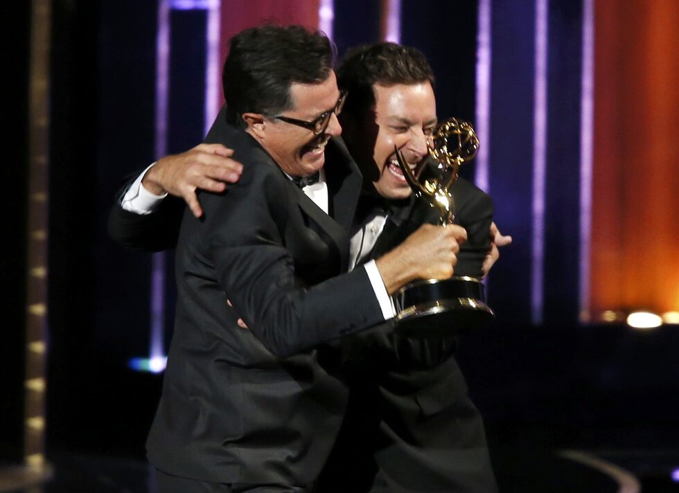 Шоуто с измислени новини на Стивън Колбер по Comedy Central - The Colbert Report, спечели приза за най-добра разнообразна програма за втора поредна година. На снимката комиците Джими Фалън и Стивън Колбер (вляво) се радват на статуетката.