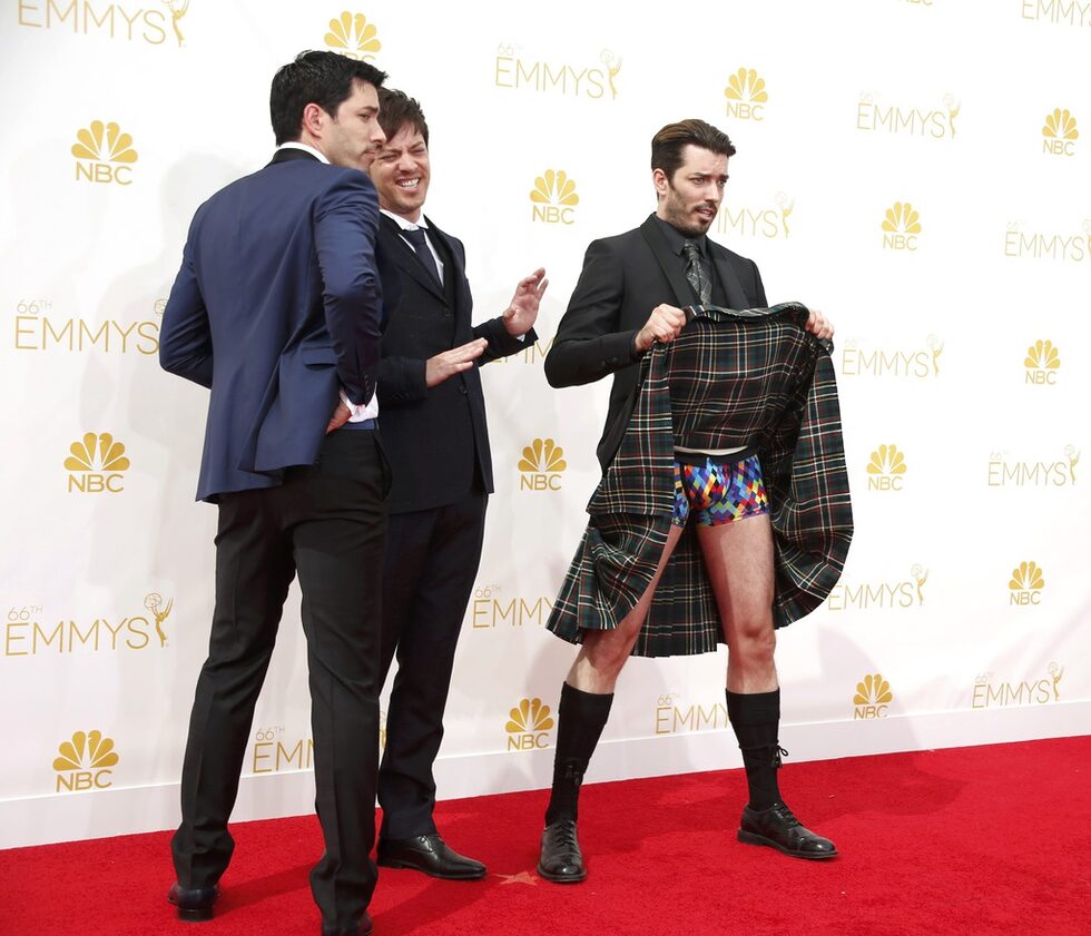 Актьорите от сериала Property Brothers Джонатан Скот, вдясно, показа бельото си под шотландската поличка, с която се появи заедно с братята си Дрю Скот и Джей Ди Скот.