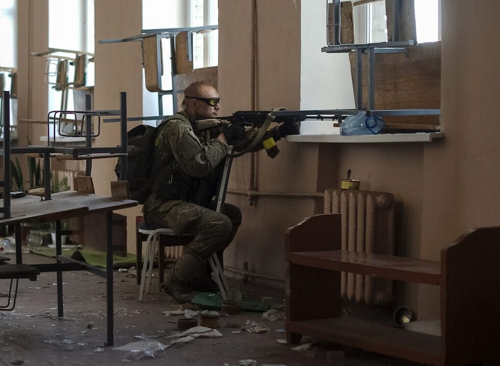 Украински военослужещ по време на престрелка с проруски сепаратисти в украинския град Иловайск. Украинският президент <a href="http://www.dnevnik.bg/sviat/2014/08/27/2369034_poroshenko_shte_pishe_plan_za_primirie_spored_putin/">Петро Порошенко заяви </a>късно във вторник, че ще работи по план за прекратяване на огъня в Източна Украйна.
