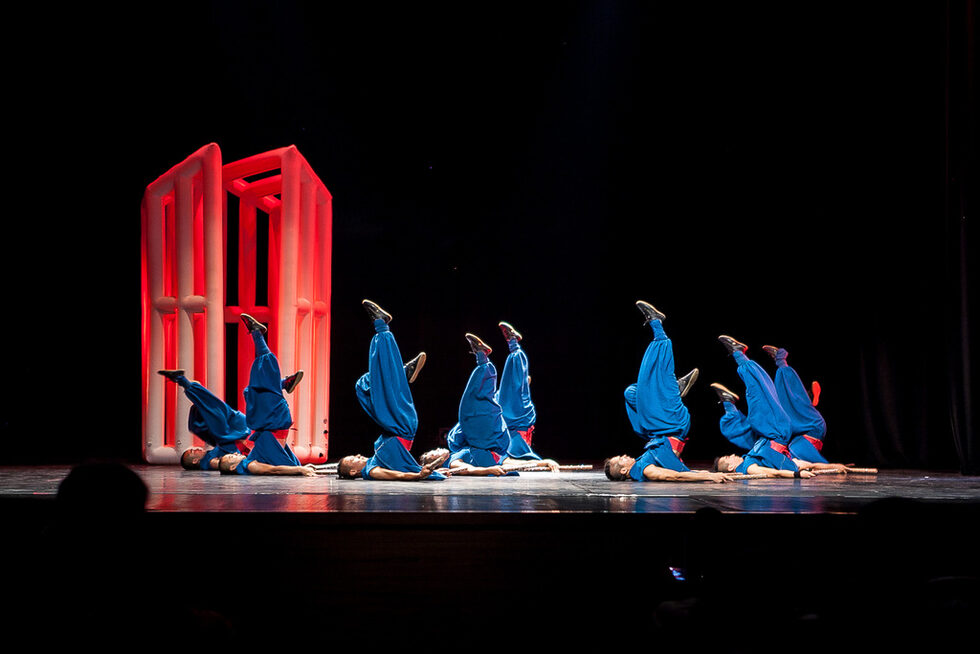 Танцовата компания Dragon Kung Fu включва изпълнители от най-престижните кунг фу трупи в Китай като Шаолинския монашески корпус (Shaolin Kung Fu Monk Corps) и Chinese Shenwu Cultural Communication Company - компании със солиден опит, демонстриращи изключителните умения на своите членове в бойните техники.