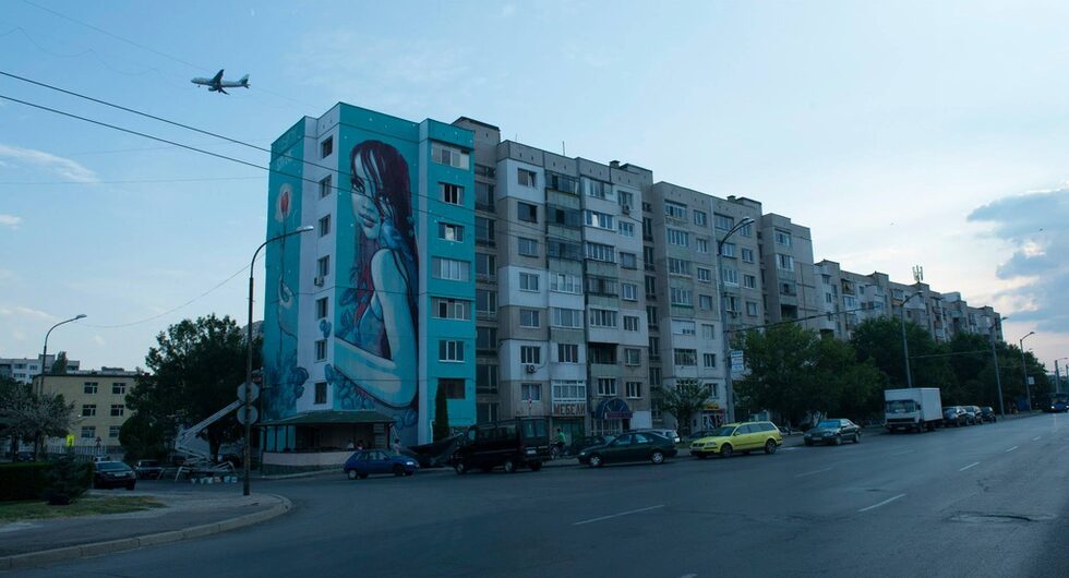 Художниците изказват благодарност и на автора на тези снимки - фотографът Симон Варсано, който "вероятно е първият и според нас най-смелият графити артист в България, който още преди 1989 година е правил графити срещу властта, заради което е и раняван."